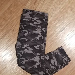 Fabletics capri workout pants. M